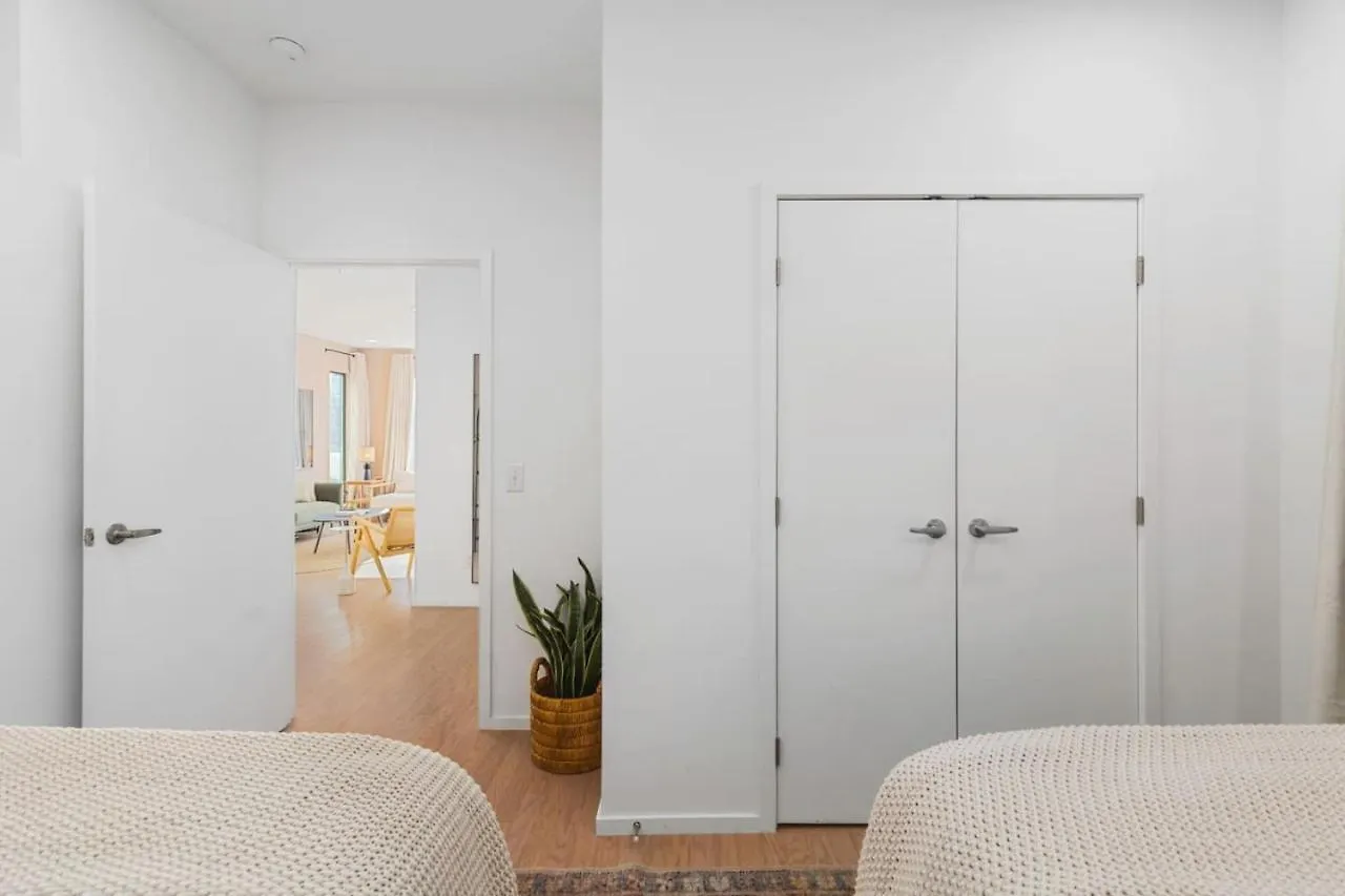 Penthouse With Patio Walk To Downtown 3 Bedrooms 5 Beds Nashville
