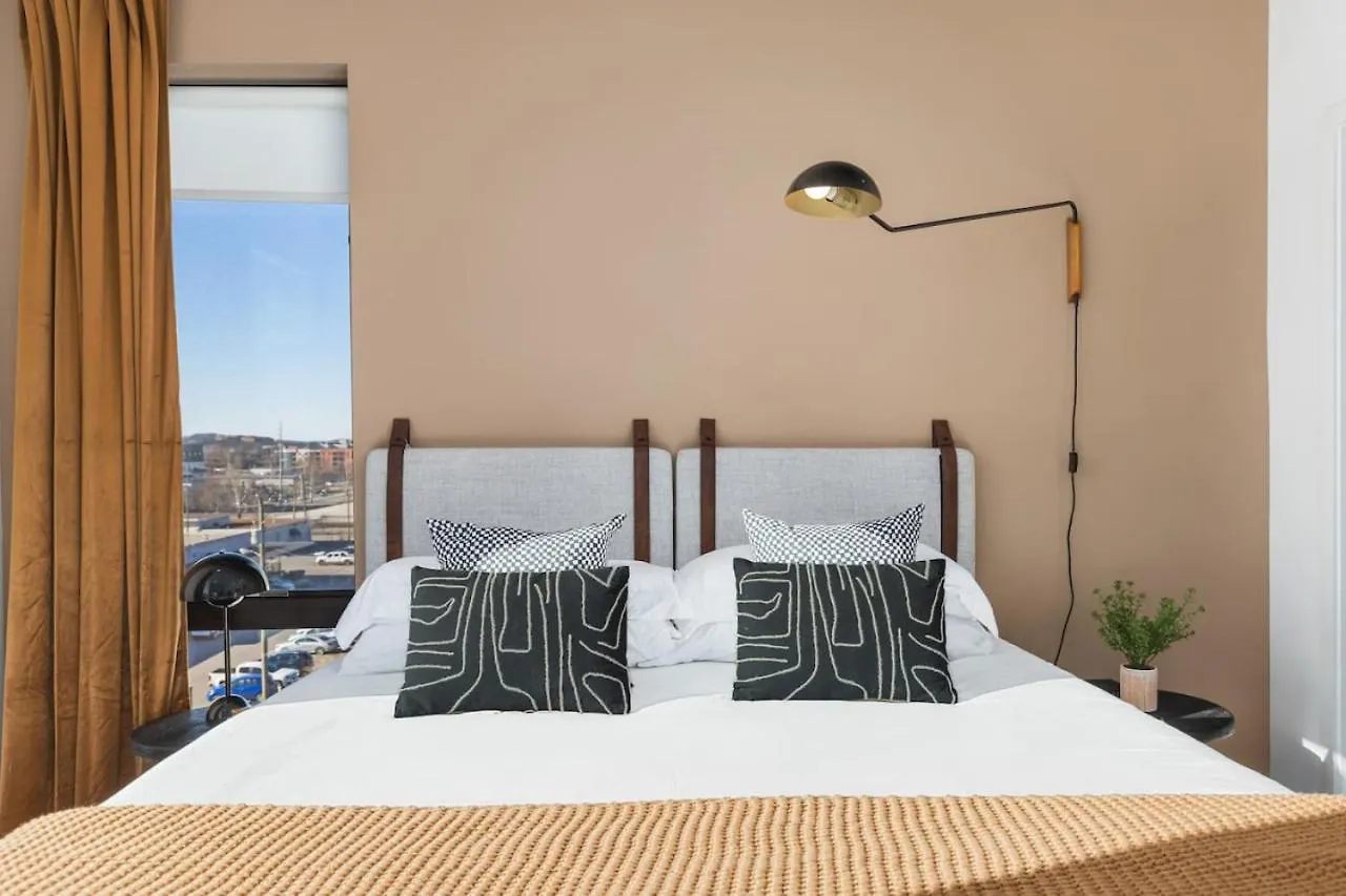 Penthouse With Patio Walk To Downtown 3 Bedrooms 5 Beds Nashville