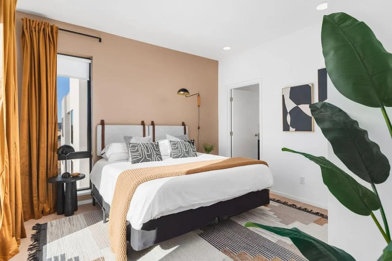 Penthouse With Patio Walk To Downtown 3 Bedrooms 5 Beds Nashville